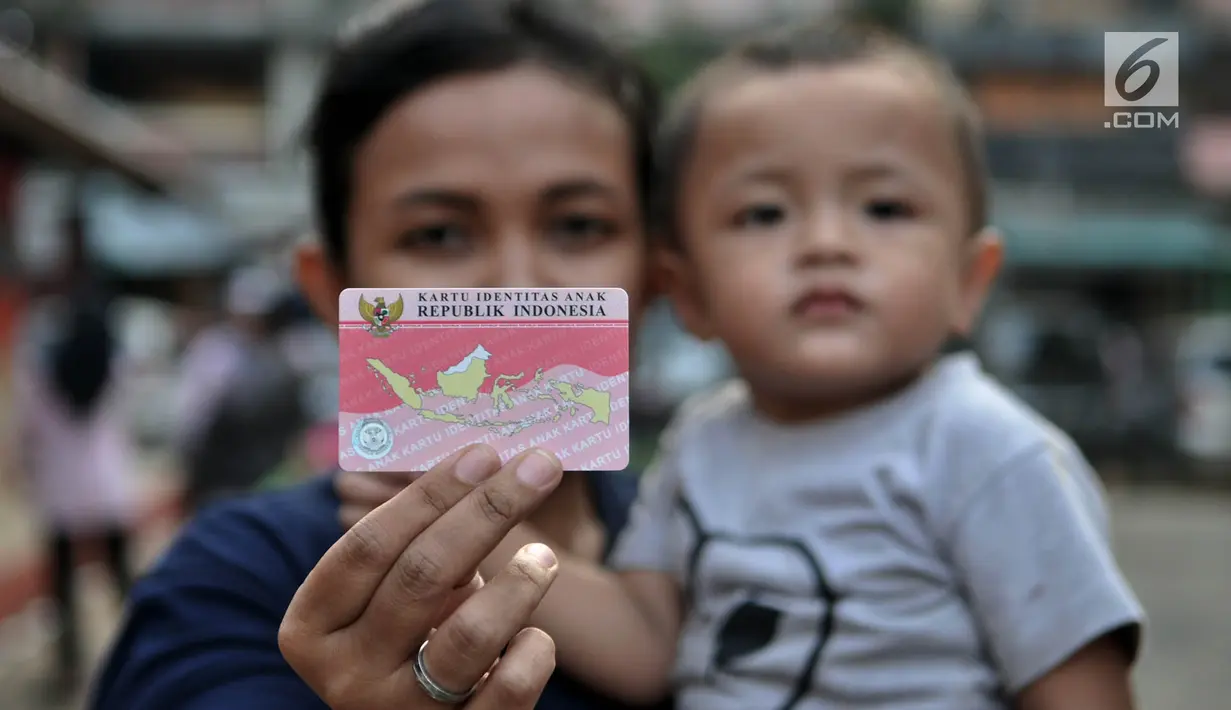 Warga menunjukkan KIA baru saat pelayanan Bina Kependudukan di Rusun Petamburan, Jakarta, Rabu (26/6/2019). Operasi Biduk Dinas Dukcapil Jakarta Pusat dari 14-24 Juni 2019 mencatat 3.491 jiwa merupakan pendatang baru dari luar Jakarta pasca Idul Fitri 1440 H. (merdeka.com/Iqbal S. Nugroho)