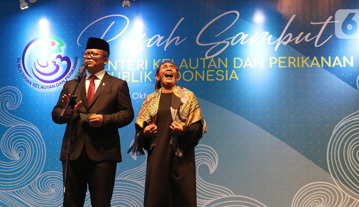 Edhy Prabowo disaksikan Susi Pudjiastuti (kanan) menyampaikan sambutan pada acara serah terima jabatan (Sertijab) Menteri Kelautan dan Perikanan di Kantor KKP, Jakarta, Rabu (23/10/2019). Edhy menggantikan Susi Pudjiastuti pada Kabinet Indonesia Maju periode 2019-2024. (Liputan6.com/Herman Zakharia)