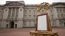 Pengumuman kelahiran bayi baru kerajaan terpajang di halaman depan Istana Buckingham, London, Inggris, Senin (23/4). Kate Middleton tampil di depan umum tujuh jam usai melahirkan. (Pool Photo via AP)