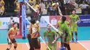 <p>Pemain Jakarta STIN BIN, Dimas Saputra (kanan) melepaskan spike saat menghadapi Jakarta Bhayangkara Presisi pada laga seri keempat putaran pertama PLN Mobile Proliga 2024 di GOR Tri Dharma Petrokimia, Gresik, Jawa Timur, Jumat (17/5/2024). Jakarta STIN BIN menang 3-1 (14-25, 25-21, 25-20 dan 25-21). (Dok. PBVSI)</p>