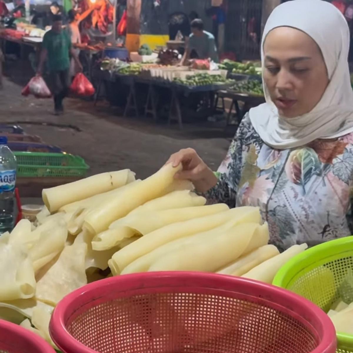 Potret Sederhana Shanty Istri Denny Cagur Belanja ke Pasar, Pergi Subuh Sebelum Sahur & Cantik Apa Adanya Pakai Piyama
