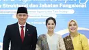 Annisa Pohan lengkapi tampilan dengan aksesori emas dan berlian, terdiri dari kalung, gelang, cincin, dan anting [@annisayudhoyono]