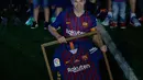 Andres Iniesta memegang jersey Barcelona pada momen perpisahan usai laga penutup La Liga Spanyol melawan Real Sociedad di Stadion Camp Nou, Minggu (20/5). Iniesta resmi meninggalkan Barcelona setelah 22 tahun berkarier di sana (AFP/LLUIS GENE)