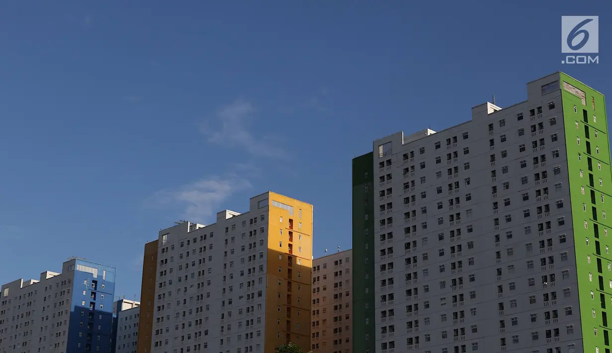Suasana bangunan apartemen yang berjejer di Jakarta, Rabu (13/3). Semakin terbatasnya lahan kosong di Ibukota menjadikan hunian veertikal sebagai salah satu solusi bagi permasalahan pemukiman penduduk. (Liputan6.cpm/Immanuel Antonius)