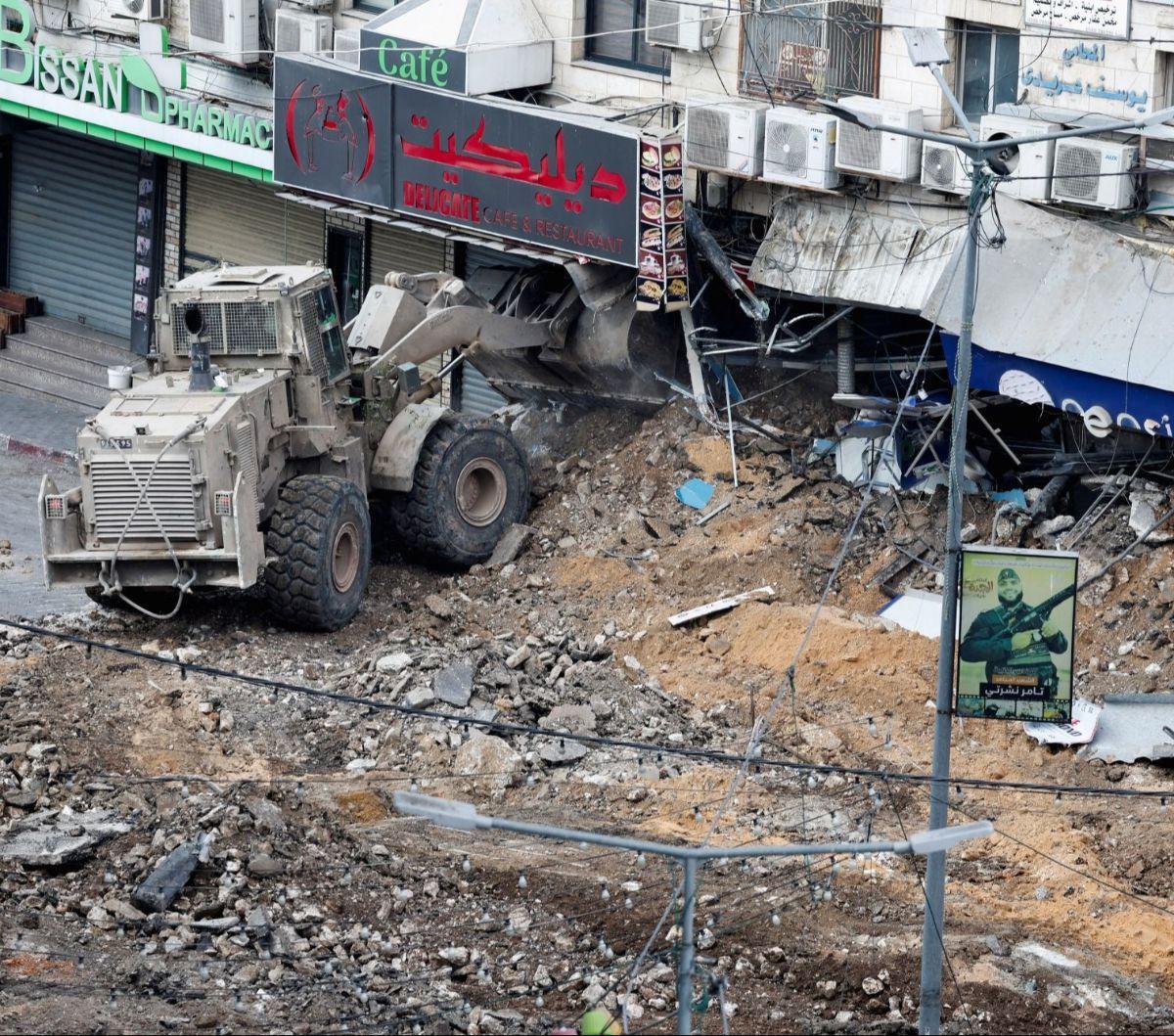 Perusakan jalan dan infratruktur di kota itu sudah berlangsung sejak 10 bulan terakhir ketika perang di Gaza pecah. <br><br>Berdasarkan sumber dari Pemerintah Kota Jenin mengatakan bahwa tentara Israel sudah menghancurkan sekitar 70 persen jalan.&nbsp;Fot