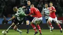 Bek Benfica, Victor Lindelof, berusaha menghalau pergerakan striker Sporting CP, Slimani pada Lanjutan Liga Portugal di Stadion Jose Alvalade (5/3/2016). (AFP/Fransisco Leong)