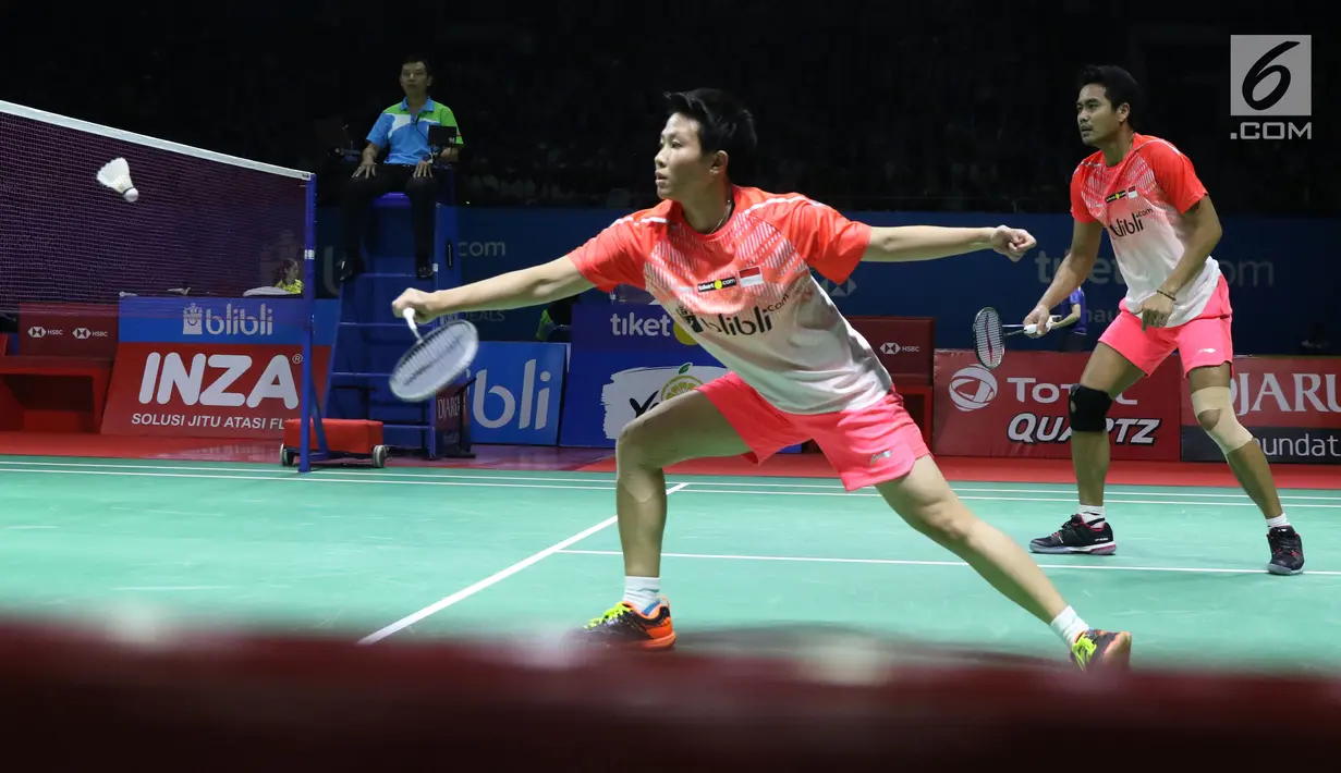 Ganda campuran Indonesia, Tontowi Ahmad/Liliyana Natsir mengembalikan kok ke arah Yugo Kobayashi/Misaki Matsumoto (Jepang) pada 16 besar Indonesia Open 2018 di Istora GBK Jakarta, Kamis (5/7). Tontowi/Liliyana unggul. (Liputan6.com/Helmi Fithriansyah)