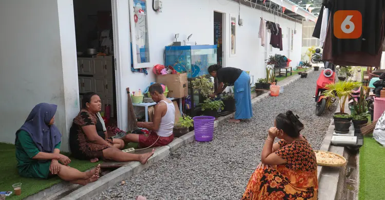 Suasana lingkungan Hunian Sementara (Huntara) di Jalan Kramat Raya, Jakarta, Selasa (8/9/2026). Dari 324 unit yang tersedia, sebanyak 69 unit telah dihuni warga eks bantaran rel Pasar Gaplok, Senen. (KLY/Budy Santoso)