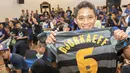 Seorang pendukung Inter Milan memegang jersey saat mengikuti Gathering Nasional Inter Club Indonesia (ICI) IV di Bali, Jumat (28/8/2015). Gathnas kali ini terasa spesial karena kehadiran Youri Djorkaeff. (Bola.com/Vitalis Yogi Trisna)