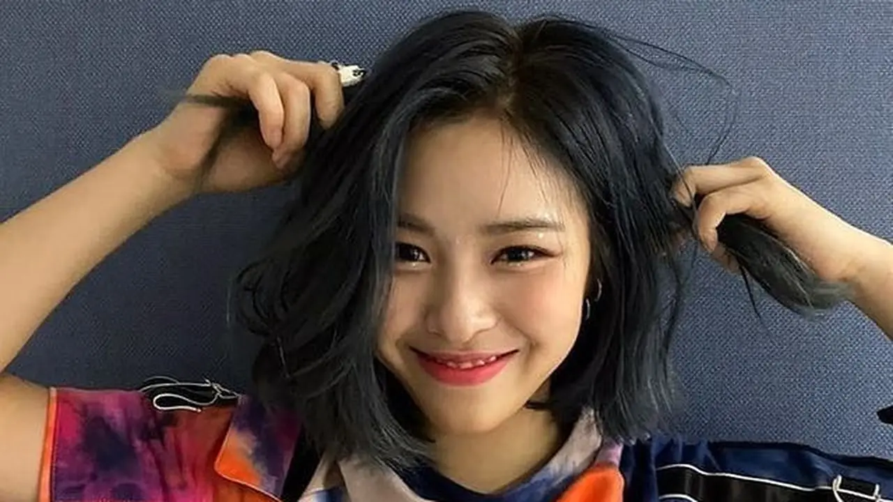 8 Transformasi Warna Rambut Ryujin ITZY yang Berani dan Ekspresif