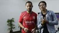 Kiper Persija Jakarta, Andritany Ardhiyasa, bersama The Jakmania yang menjadi lawannya di final BOLA Esports Challenge, Rizky Darmawan. (Bola.com/Muhammad Iqbal Ichsan)