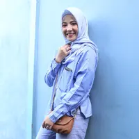 Sering kita lihat banyak selebriti yang berhijrah belakangan ini. Terlihat beberapa artis sering terlibat dalam beberapa acara keagamaan. Ada juga yang memanggil guru ngaji ke rumah.  (Nurwahyunan/Bintang.com)