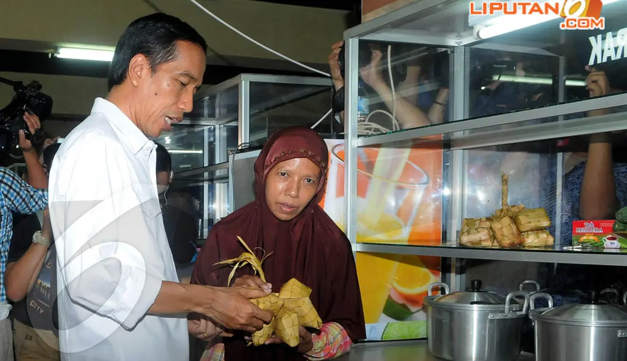 Jokowi sedang berbincang dengan salah satu pedagang makanan usai meresmikan kantin Pasar Blok G, Tanah Abang, Jakarta Pusat, Senin (14/04/2014). (Liputan6.com/Herman Zakharia)