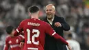 Manajer Liverpool asal Belanda, Arne Slot (kanan), memberi selamat kepada bek Liverpool asal Irlandia Utara, Conor Bradley usai pertandingan pekan keempat Liga Champions 2025-2026 melawan Real Madrid di Stadion Anfield, Inggris, pada Selasa 4 November 2025 waktu setempat atau Rabu (5/11/2025) dini hari WIB. Kemenangan ini membawa Liverpool naik ke peringkat enam klasemen sementara fase liga Liga Champions 2025-2026 dengan koleksi poin 9, sama dengan milik Real Madrid yang kini duduk di peringkat kelima. (Paul ELLIS/AFP)