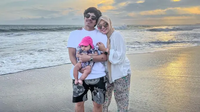 Aurel Hermansyah di pantai (Instagram/attahalilintar)