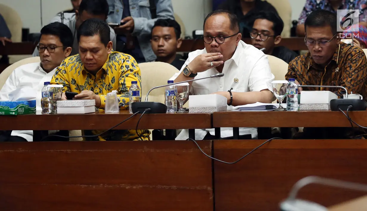 Sejumlah Anggota Pansus Hak Angket KPK mendengarkan penjelasan Pakar Hukum Pidana Romli Atmasasmita saat berlangsungnya Rapat di Kompleks Parlemen, Senayan, Jakarta (11/7). (Liputan6.com/Johan Tallo)