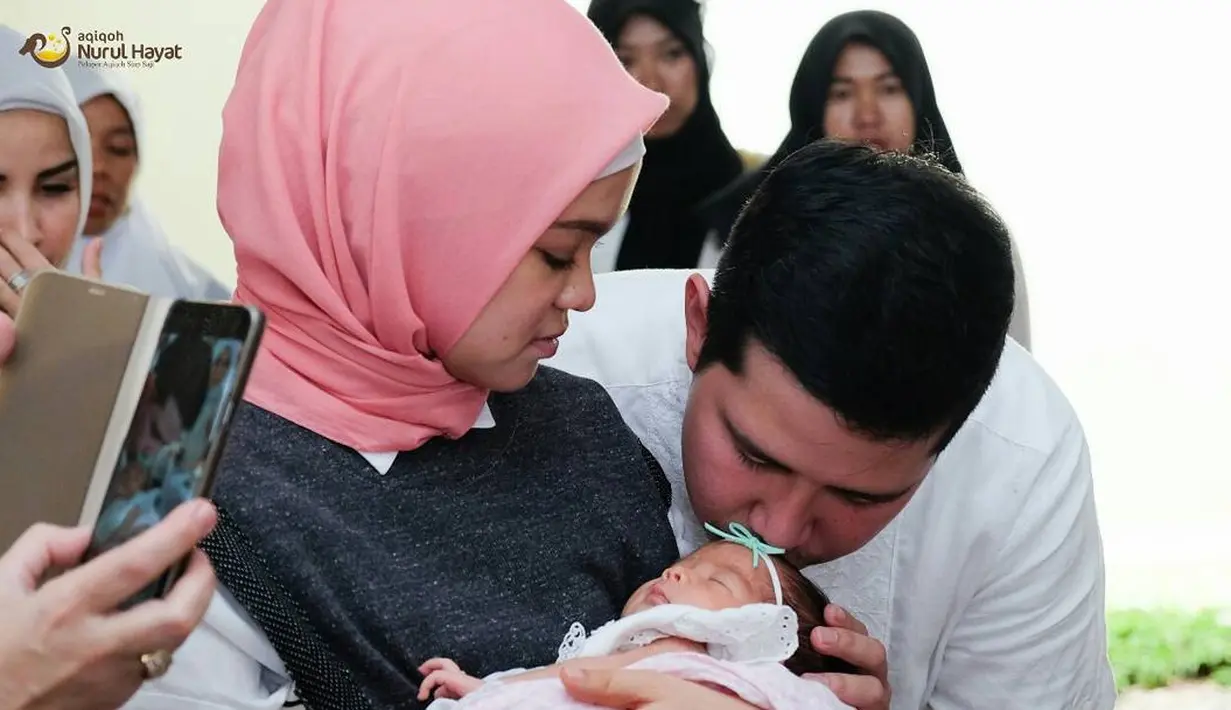 Pasangan muda yang satu ini baru saja dikarunia seorang bayi perempuan pada 6 Januari 2018 lalu, dan pada 20 Januari 2018 acara aqiqah pun digelar di rumah baru mereka yang kabarnya akan dihuni sebentar lagi. (Instagram/haykalkamil)