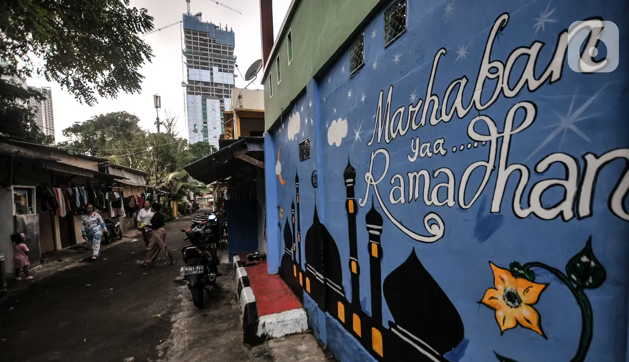 Aktivitas warga di ‘Kampung Ramadhan' di Jalan Martapura, Kelurahan Kebon Melati, Kecamatan Tanah Abang, Jakarta, Rabu (28/4/2021). Memeriahkan bulan Ramadan, warga menghias permukiman dan rumah mereka dengan mural dan hiasan bertema Ramadan. (merdeka.com/Iqbal S. Nugroho)