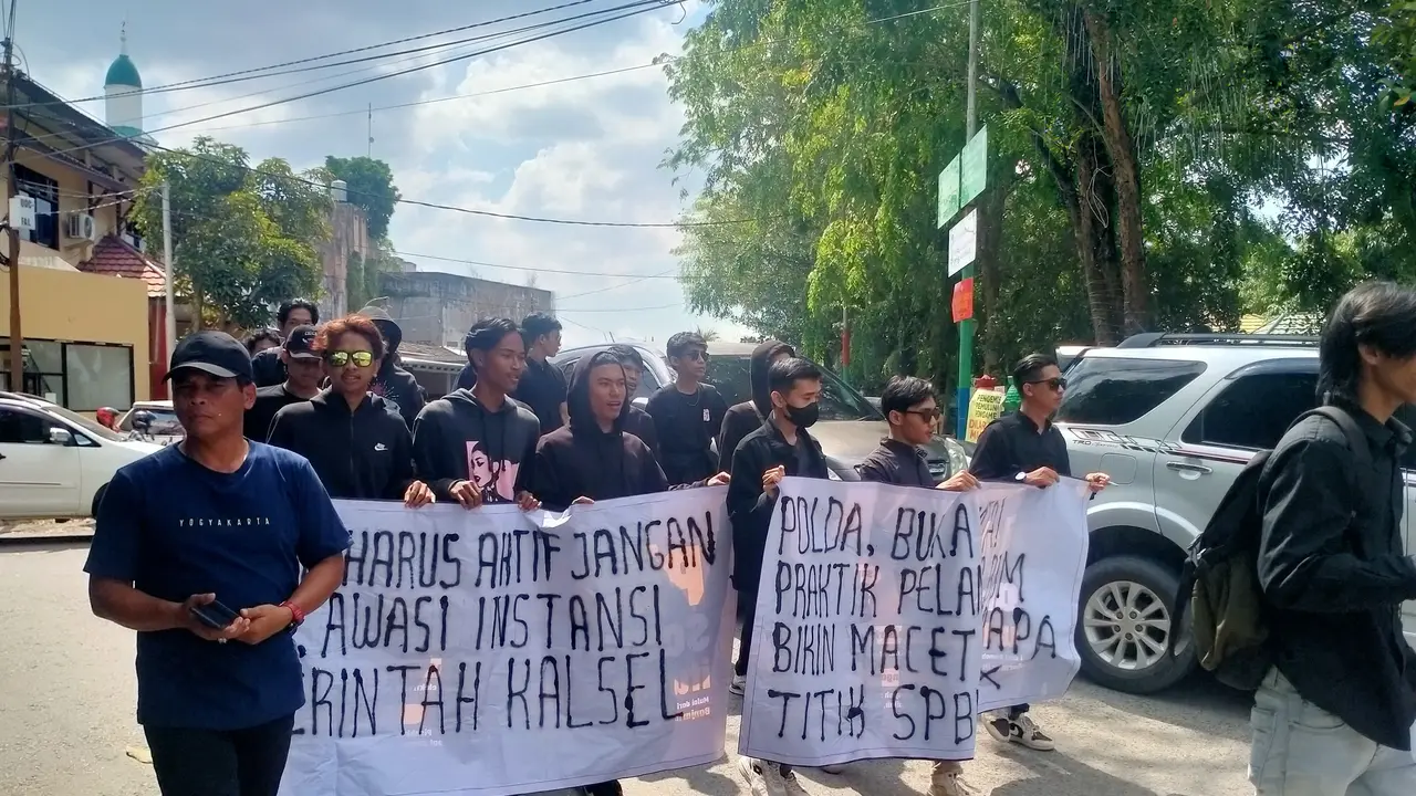 Puluhan massa yang tergabung dalam organisasi Garda Banua Nusantara (GBN) menggelar aksi unjuk rasa.