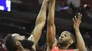 Pebasket Houston Rockets, James Harden, berusaha menghadang pebasket New Orleans Pelicans, Ian Clark, pada laga NBA di Toyota Center, Minggu (25/3/2018). Rockets menang 114-91 atas Pelicans. (AP/Eric Christian Smith)