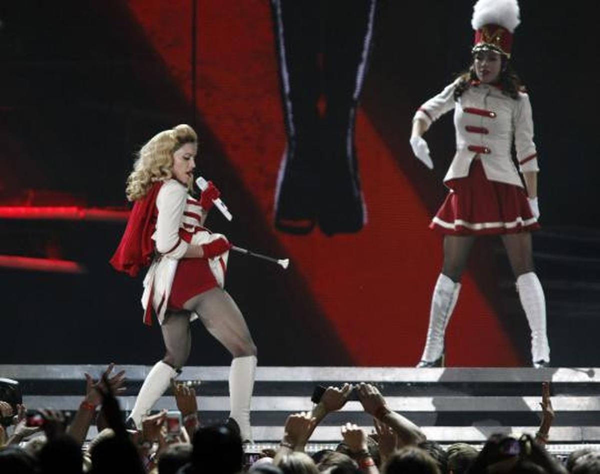 Aksi Madonna tampil energik di panggung