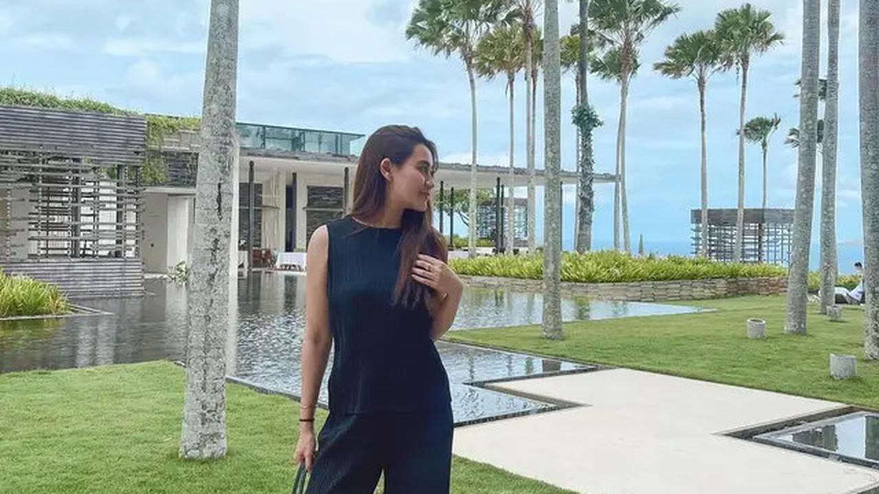 Dengan jumpsuit hitam tanpa lengan, Aaliyah Massaid menunjukkan gaya simpel yang tetap chic. Mana yang jadi favorit kalian?
