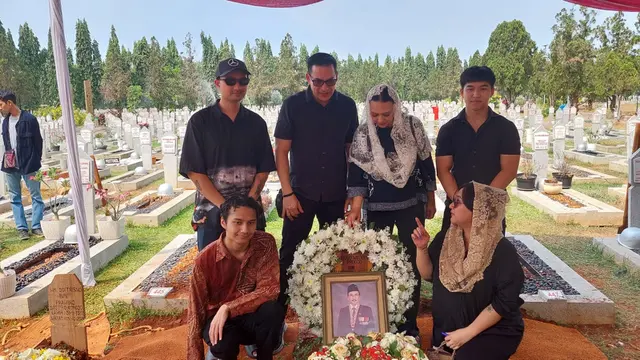 Pemakaman ayah Ira Wibowo dan Ari Wibowo