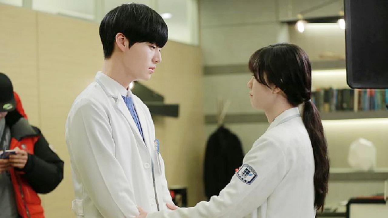 Ini 3 Momen Romantis Ahn Jae Hyun dan Goo Hye Sun di Drama Blood