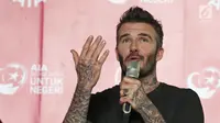 Mantan bintang sepak bola Inggris David Beckham memberikan sambutan pada acara AIA Sepak Bola untuk Negeri di Jakarta, Minggu (25/3). David Beckham tampil dengan kaos hitam dan badan penuh tato. (Liputan6.com/Herman Zakharia)