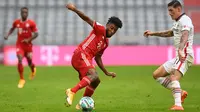 Penyerang Bayern Munchen, Kingsley Coman, berebut bola dengan gelandang Eintracht Frankfurt, Steven Zuber, pada laga lanjutan Liga Jerman di Allianz Arena, Sabtu (24/10/2020) malam WIB. Bayern Munchen menang 5-0 atas Eintracht Frankfurt. (AFP/Christof Stache/various sources)