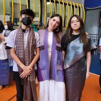 Tak hanya Lovely Maria yang datang ke acara tersebut, Angel juga mengajak anak keduanya, Junio McKenzie. (Foto: Instagram.com/realangelkaramoy)