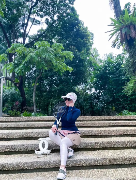 Ragam busana Syahrini pun bisa jadi inspirasi untuk tampil stylish di lapangan tenis.