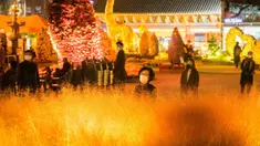 Warga mengunjungi Kuil Jogyesa pada malam sebelum para siswa mengikuti ujian masuk universitas atau suneung di Seoul, Korea Selatan, 17 November 2021. Lebih dari setengah juta siswa akan mengikuti suneung di Korea Selatan. (Anthony WALLACE/AFP)