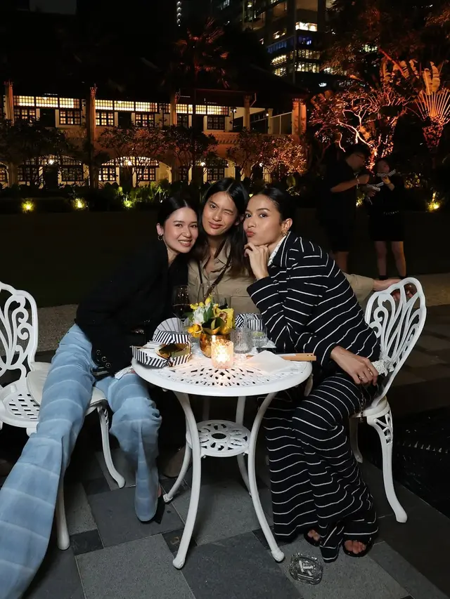 Totalitas Jadi Human Chanel, Pesona Laura Basuki Hadiri Chanel Cruise Show 2025/26 dengan Balutan Tweed Blazer di Singapura