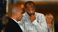 Thierry Henry (kanan) dan Roberto Martinez (Andy BUCHANAN / AFP)