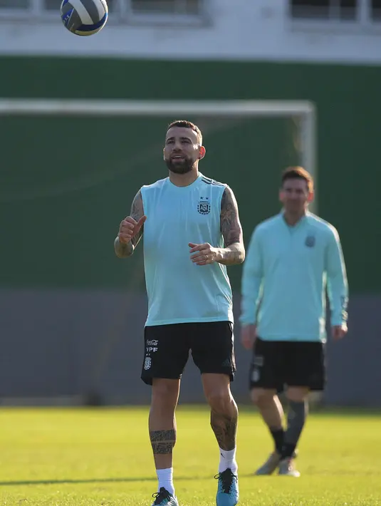 Bek Argentina, Nicolas Otamendi mengontrol bola saat sesi latihan jelang pertandingan final Copa America melawan Brasil di Rio de Janeiro, Brasil, Jumat (9/10/2021).  Argentina dan Brasil akan bertanding untuk memperebutkan gelar juara Copa America 2021 di stadion Maracana. (AFP Photo/Carl De Souza)