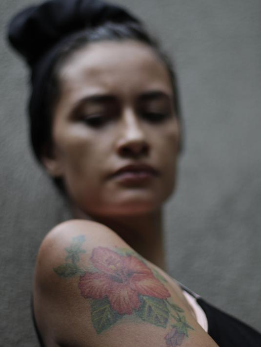 Model dan penyanyi, Rebecca Reijman, berpose usai latihan Muay Thai di rumahnya di Depok, Jawa Barat, Minggu (23/12). Beladiri Muay Thai dipilihnya untuk menjaga kebugaran dan sebagai pertahanan diri. (Bola.com/Vitalis Yogi Trisna)