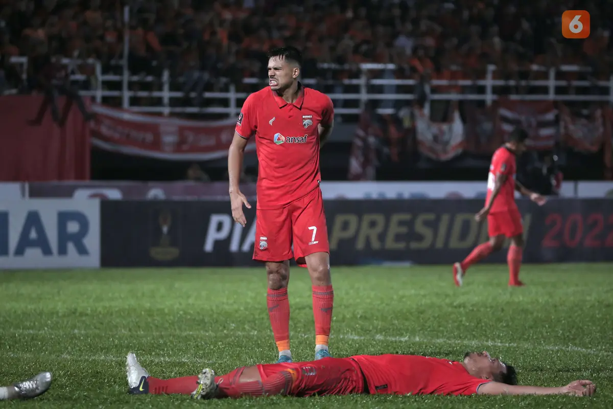 Foto: Laga Keras dan Momen Perselisihan antar Pemain saat Borneo FC Melawan Arema FC di Leg Kedua Final Piala Presiden 2022