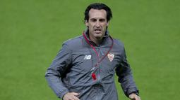 2. Unai Emery, mantan pelatih Valencia ini menjadi salah satu juru racik kesukaan presiden federasi sepak bola Spanyol, Ángel María Villar. Musim lalu bersama Sevilla dengan skuat biasa saja dirinya mampu meraih gelar Liga Europa. (AFP/Oli Scarff)