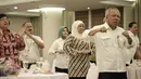 Mensos Khofifah Indar Parawansa bersama sejumlah menteri dan para undangan melakukan senam peregangan otot sebelum membuka rangkaian acara Gerakan Masyarakat Hidup Sehat (Germas) di Kantor Kemenko PMK, Jakarta, Rabu (22/2). (Liputan6.com/Faizal Fanani)