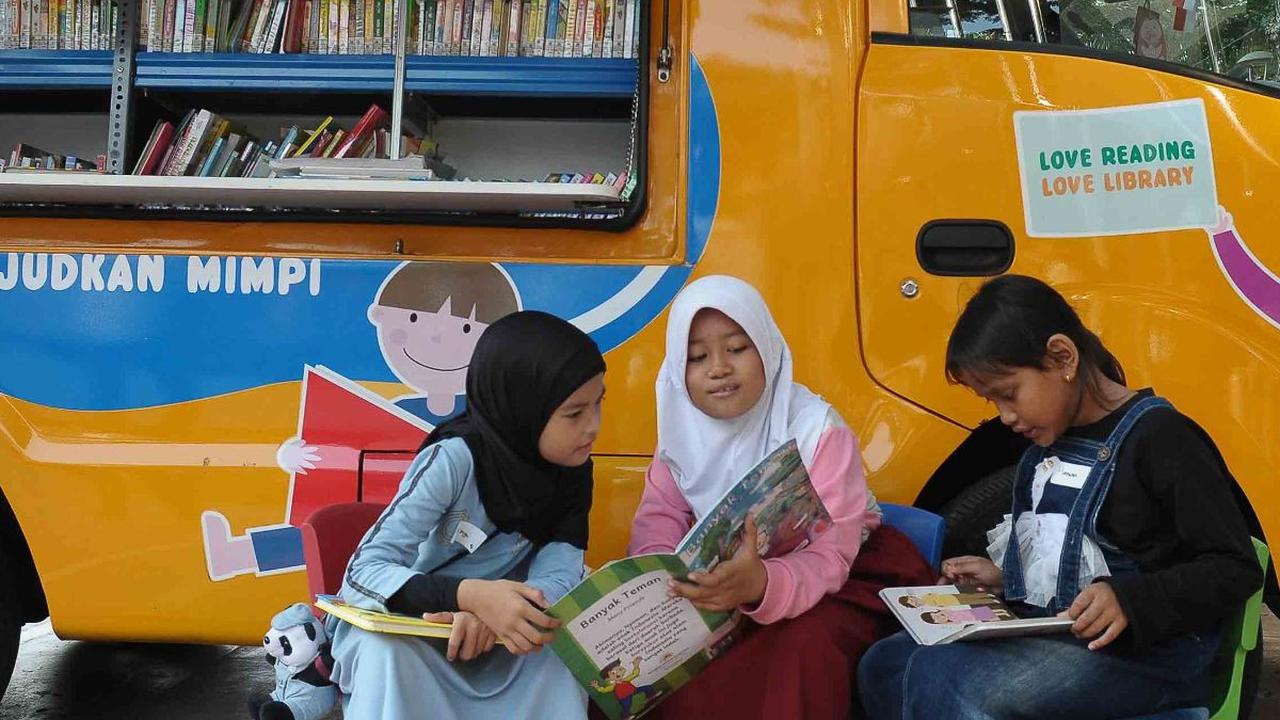 Pemprov DKI Jakarta menyediakan fasilitas berupa perpustakaan keliling untuk anak-anak 

Ragam buku yang disediakan pun menarik mulai dari buku cerita dongeng, keterampilan hingga ilmu pengetahuan ada di mobil perpustakaan tersebut.