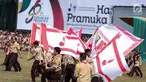 Sejumlah peserta beraksi dalam acara pembukaan Raimuna Nasional XI yang digelar di Bumi Perkemahan Cibubur, Jakarta Timur, Senin (14/8). Acara itu digelar bersamaan dengan acara Hari Pramuka ke-56. (Liputan6.com/Faizal Fanani)