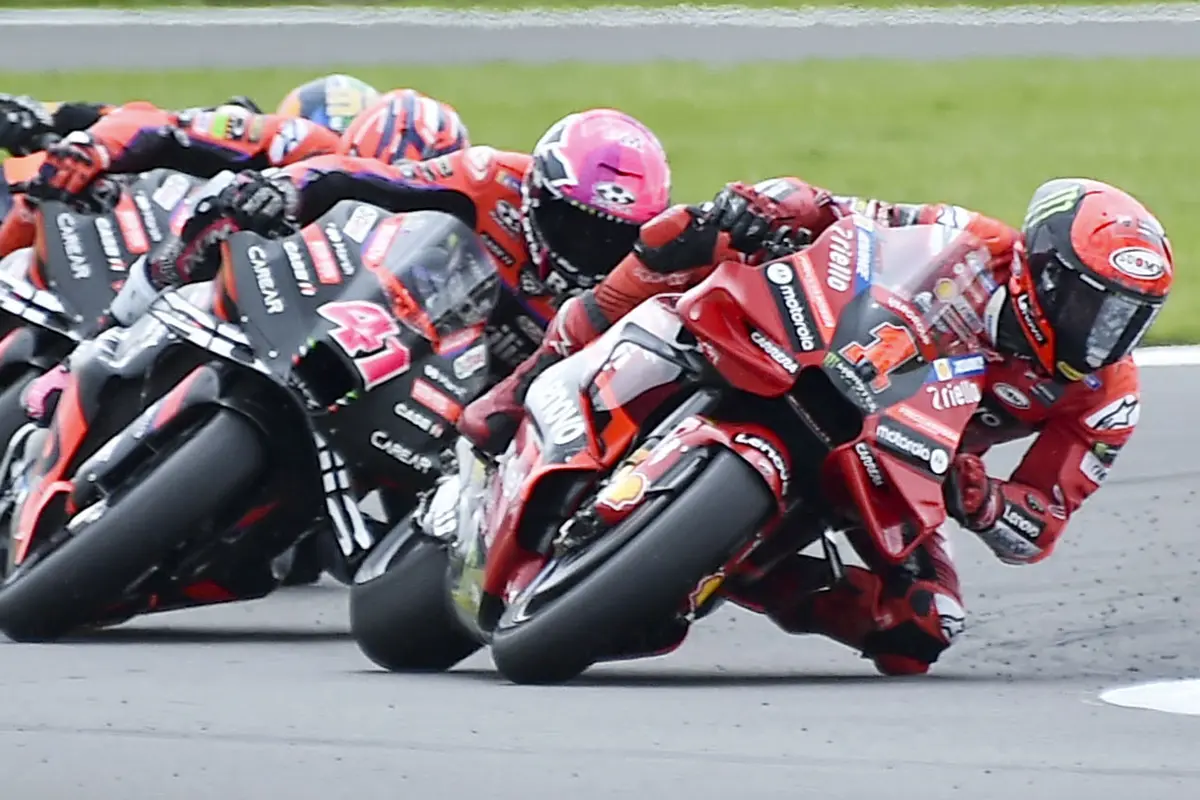 Foto: Duel Sengit Nan Seru di MotoGP Inggris, Aleix Espargaro Salip Pecco Bagnaia di Lap Akhir
