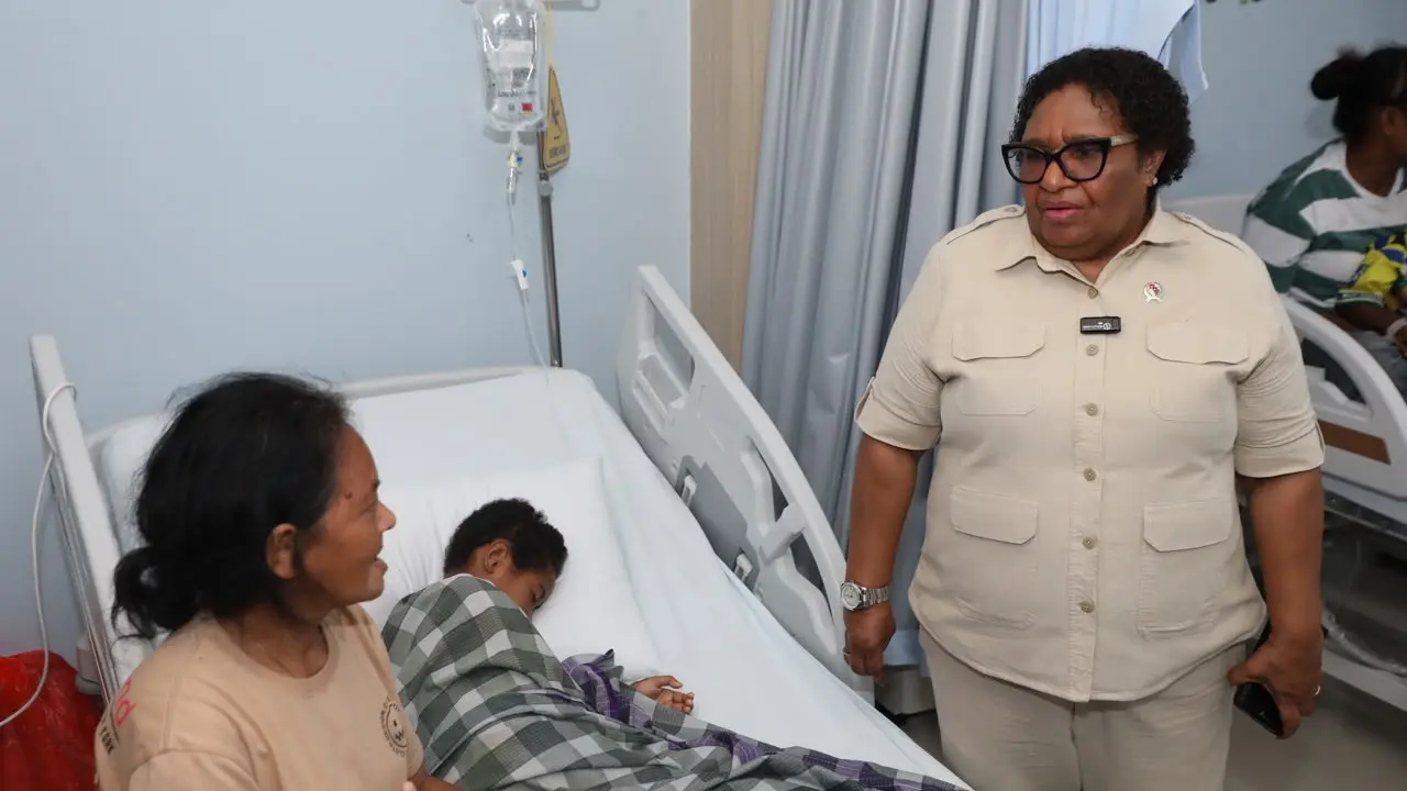 Wamendagri Ribka Jenguk Korban Dugaan Keracuanan MBG di RSUP Jayapura
