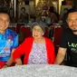 Almarhumah Sri Sunarti Hadiyah saat berfoto bersama dua cucunya Agus Harimurti Yudhoyono dan Edhy Baskoro Yudhoyono. (@agusyudhoyono)