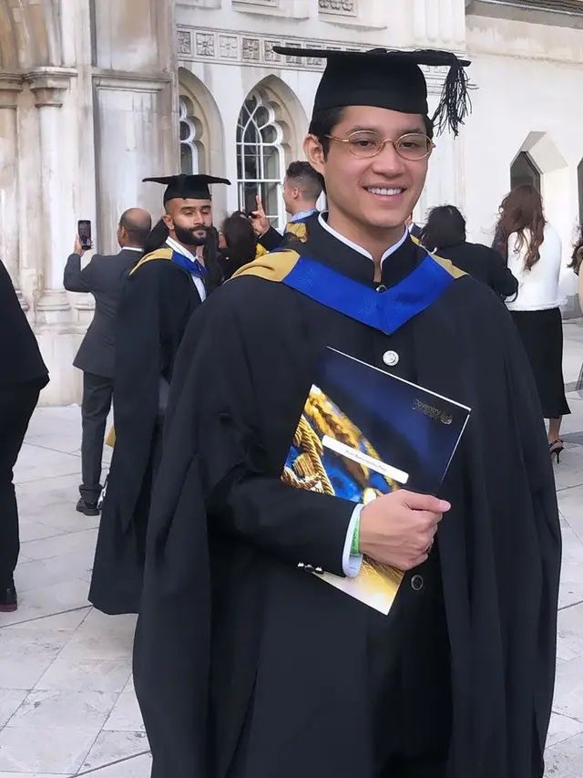 Potret Wisuda Teuku Rassya di London (sumber: Instagram/nourahsheivirah)