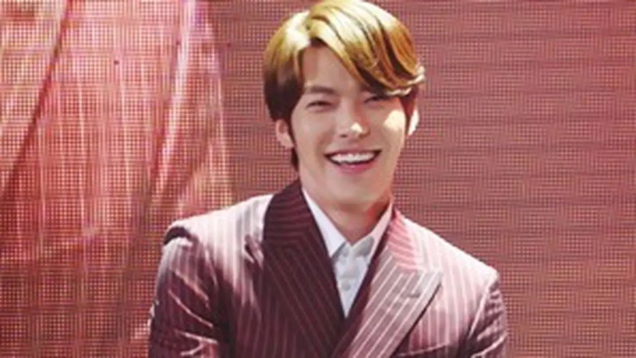 Kim Woo Bin Buai Penggemar di Cina dengan Nyanyian Romantis
