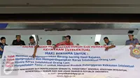 Petugas memasang spanduk sosialisasi peningkatan kesadaran untuk menghormati hasil karya intelektual di salah satu pusat perbelanjaan elektronik di Mangga Dua, Jakarta, Rabu (18/5).(Liputan6.com/Immanuel Antonius)