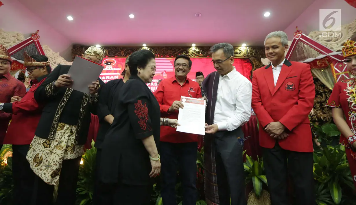 Ketum PDIP Megawati Soekarnoputri memberikan surat mandat kepada pasangan Djarot Saiful Hidayat dan Sihar Sitorus sebagai bakal calon wakil gubernur di Pilkada Sumatera Utara 2018, Jakarta, Minggu (7/1). (Liputan6.com/Faizal Fanani)