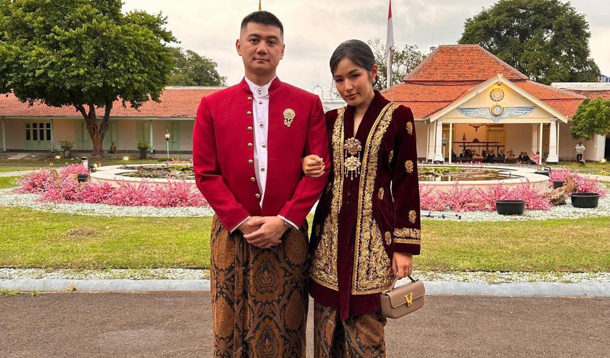 Potret kebersamaan Chef Arnold dan Tiffany Soetanto langsung banjir komentar dari netizen dandari rekan seleb.&nbsp;<br>